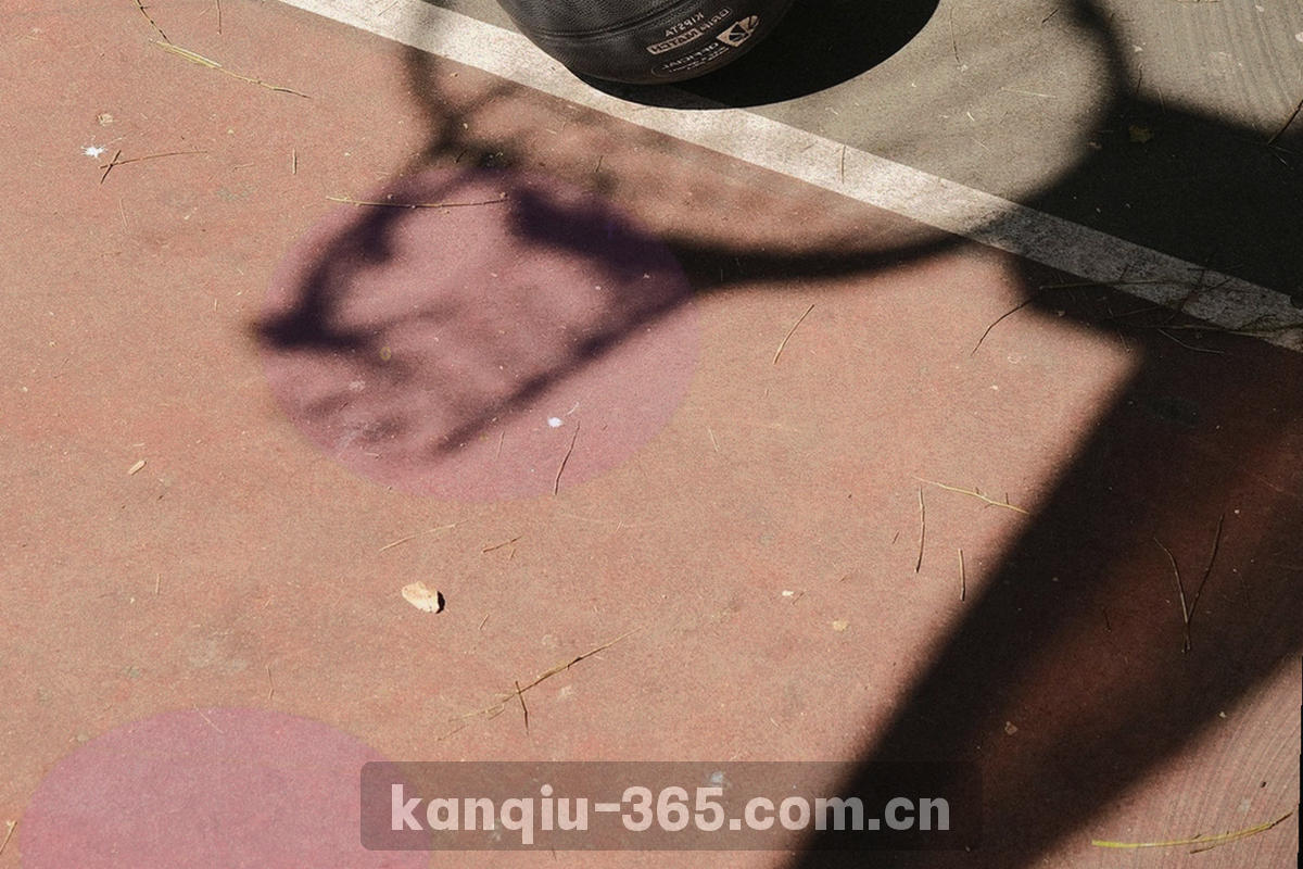 球员背影走向灯光下的球场，低角度广角构图